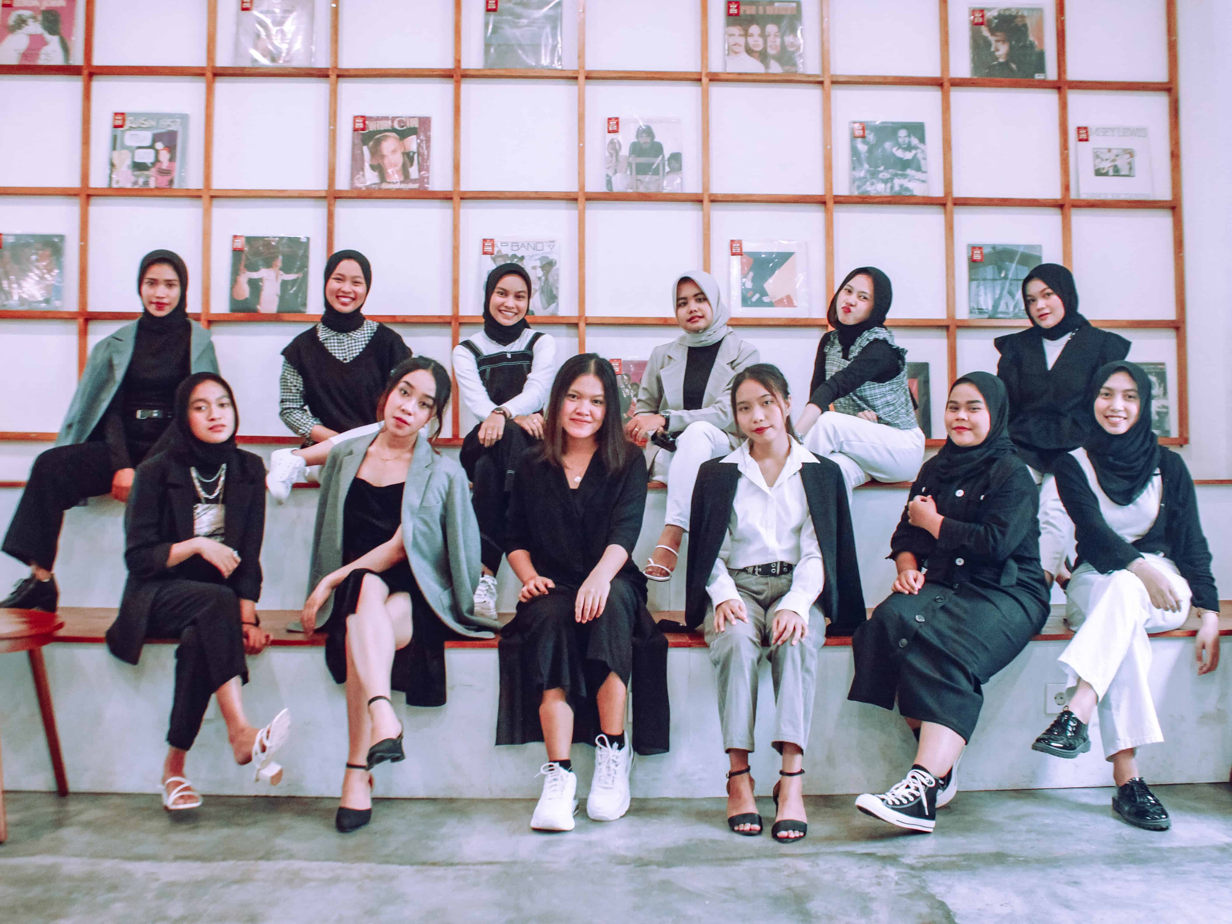 Mengabadikan persahabatan dengan gaya keren yang aesthetic. 