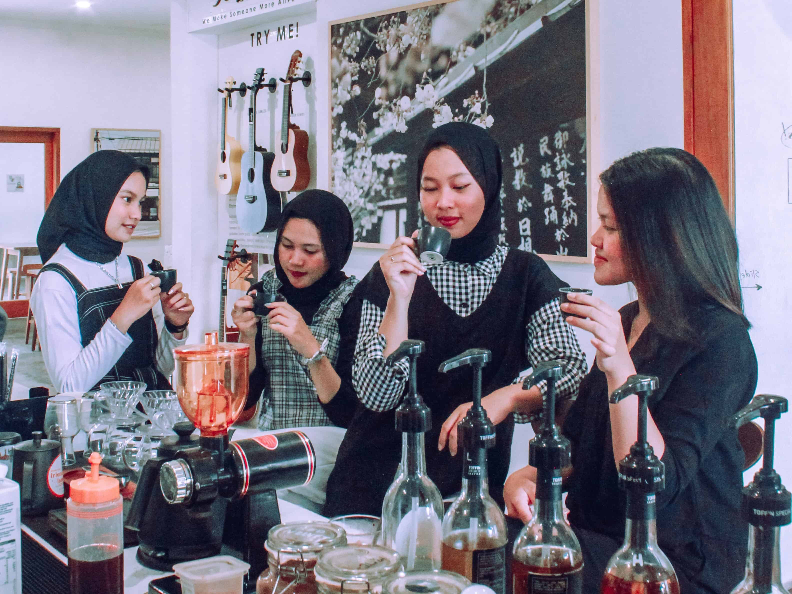 Membuat produk atau brand terlihat lebih menarik dan menjual. 